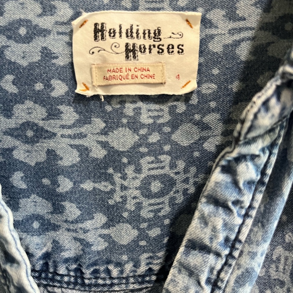 Holding Horses Anthropologie Button up top Sz 4 Denim/Chambray - Picture 11 of 16